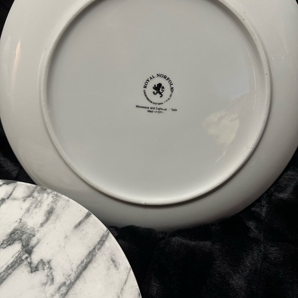 Royal Norfolk Stoneware Dinner Plates
Gray Merble - Picture 2 of 2